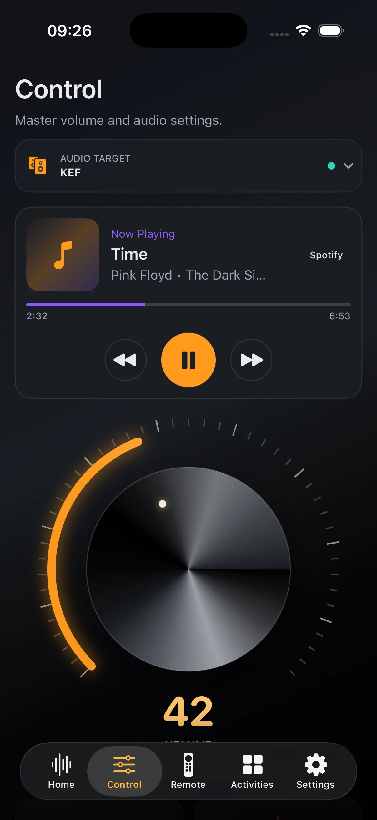 Tactra Control sur iPhone avec un arc de volume ambré et un grand bouton rotatif